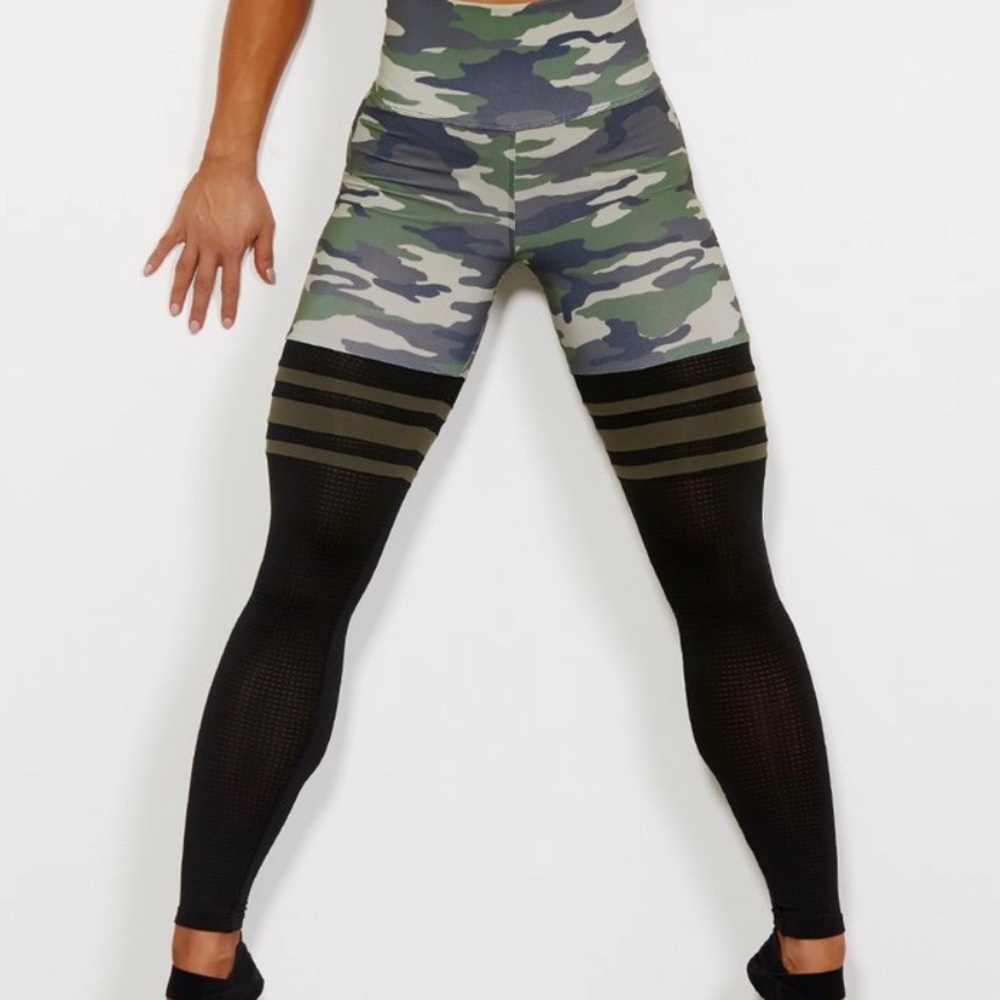 Bombshell camo leggings!